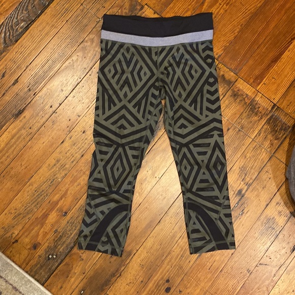 Lululemon inspire crops in chevron shuffle - Picture 2 of 4